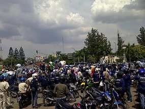 Lawan Apindo, Belasan Ribu Buruh Demo di Cikarang