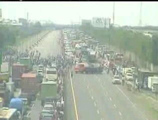 Aksi Buruh Blokir Tol Cikampek Selesai