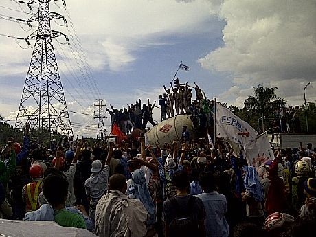 Ratusan Buruh Masih Bertahan di Tol Cikampek, Lalin Masih Macet