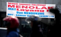 Spanduk ini terpasang sejak 2 hari lalu. Sayang, puluhan spanduk lain dicopot oleh petugas dan tersisa sedikit.