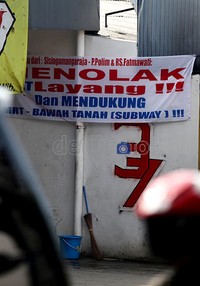 Sepanjang Jalan Fatmawai hingga Sisimangaraja berjejer ratusan ruko dan toko. Bila dibuat jalan layang, mereka akan tergusur.