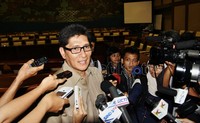 Mirwan Amir (Fraksi Partai Demokrat) diserbu wartawan saat melihat ruangan rapat Banggar. Ramses/detikcom.