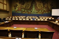 Ruang rapat Banggar DPR seluas 100 meter persegi, berisi 200 kursi ergonomis yang diimpor dari Jerman, alat audio-visual canggih berperedam suara dan dilapisi karpet impor. Ramses/detikcom.