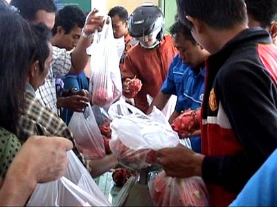 Buah Naga Imlek Jadi Rebutan