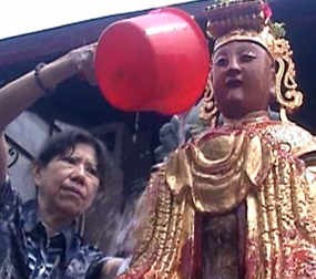 Umat Tri Dharma Gelar Ayak Abu Agar Dapat Berkah