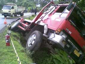 Hindari Biker, Truk Muat 24 Ribu Liter Solar Terguling