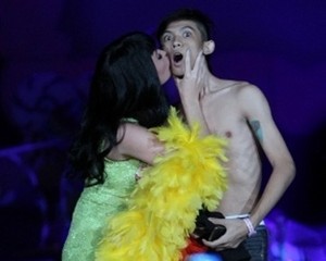 Ciuman Katy Perry ke Fans Indonesia Hebohkan Media Internasional