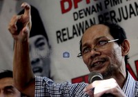 Diskusi tersebut juga menyayangkan sikap pemerintah yang mengaku kedodoran soal subsidi tetapi disisi lain terlalu royal untuk proyek dan anggaran yang tidak beroreientasi masyarakat luas.