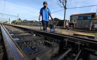 Setiap harinya, ia  menghabiskan 4 liter oli untuk membasahi pembelokkan rel kereta api.
