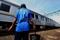 Kereta api melintas dengan cepat, saat Pak Meidi membasahi pembelokkan rel dengan oli.