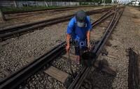 Pemberian oli dipembelokkan rel kereta api saat musim hujan penuh ketelitian. Karena Pak Meidi harus cek di setiap rel yang kondisinya kering.