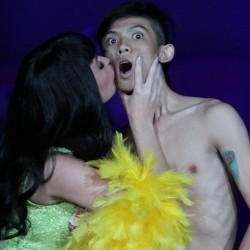 Modal Nekat, Adry Cium Katy Perry