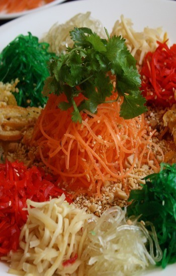 Yuk, Meracik dan Makan Yee Sang!