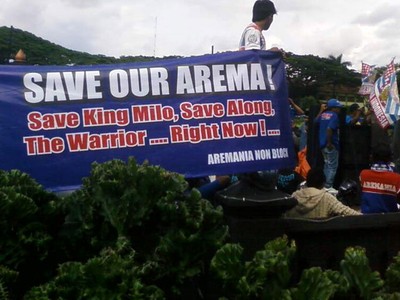 Aremania Demo Balai Kota