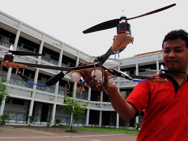 Robot Pemantau Lalin Karya PENS