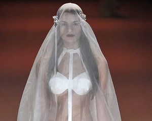 Wow! Seksinya Gaun Pengantin G-String