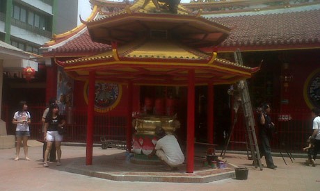 Seratusan Orang Antre Angpau di Vihara Dharma Bhakti 