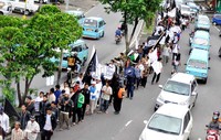 Massa HTI melakukan long march dari masjid Al Markaz Al Islami menuju fly over Urip Sumoharjo