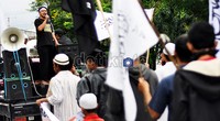 Massa HTI menganggap kebijakan pembatasan subsidi BBM akan menyengsarakan rakyat kecil