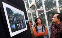 Foke didampingi Ketua PFI Jerry Adiguna dan Septiawan melihat-lihat foto yang dipamerkan. (Iwan S).