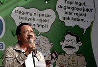 Foke juga berdialog dengan para pedagang. (Adiyansyah).