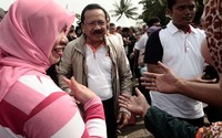Foke menyapa para pedagang yang memadati Ancol, Jakarta. (Adiyansyah).