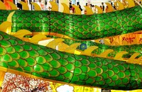 Pembuatan lampion ini terlihat teliti hingga ke detailnya. Warna hijau naga, merah dan kuning emas menandai naga air ini.
