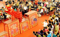 Atraksi barongsai turut meramaikan malam Imlek tahun ini.