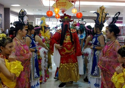 Dewa Rejeki dan Raja Langit Bagi-bagi Angpao