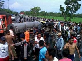 Tabrakan Truk vs Panther Akibatkan Kemacetan Panjang