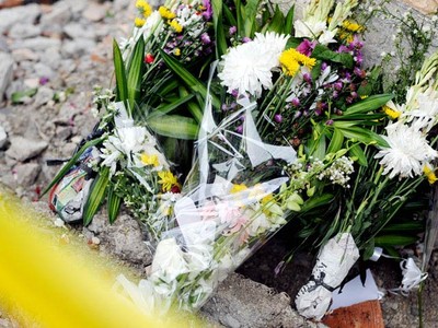 Karangan Bunga Padati Lokasi Xenia Maut