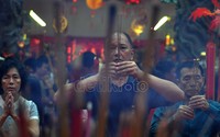 Tiga orang warga etnis Tionghoa sedang melakukan sembahyang di depan patung dewanya, di dalam Klenteng Xian Ma.