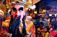 Orang-orangan yang bertampang seperti dewa menjadi pusat perhatian warga yang memadati kawasan Pecinan, di jalan Sulawesi, Makassar