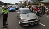 Penyempitan jalan membuat polisi mengatur arus lalu-lintas yang tersendat.