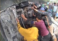 Masih belum puas, mobil pun di dorong hingga terbalik. Mansyur Hidayat/detikcom