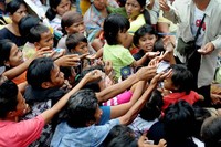 Para pengemis itu berebutan memperoleh uang receh pecahan Rp 2.000.