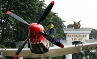 Para teknisi skadron 021 tengah memperbaiki perawatan replika pesawat didepan Pangkalan TNI AU, Halim Perdanakusuma, Jakarta.