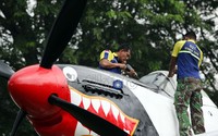 Perbaikkan dan perawatan replika pesawat yang dikerjakan oleh teknisi skadron ini agar terlihat  rapi dan indah, dikawasan Pankalan TNI AU, Halim Perdakusuma, Jakarta.