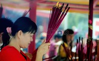 Mereka berdoa dan berharap kesuksesan di tahun baru penanggalan China tersebut.