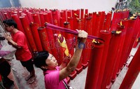 Deretan lilin raksasa di kompleks Wihara.