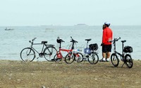 Berhenti sejenak menikmati pantau Marunda. Sayang, pantainya dipenuhi sampah.