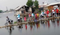 Pecinta sepeda angin ini bertemu dengan anak-anak kecil disekitar lokasi Rumah Si Pitung. Keakraban dan rasa kekeluargaan muncul ditengah rasa capek dan lelah mengayuh sepeda.