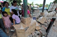 Warga menyemut dilokasi kejadian. Halte ini sebagian hancur karena tertubruk Xenia maut yang menewaskan 9 pejalan kaki.