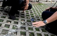 Petugas mengamati dari dekat bekas pengereman mendadak.