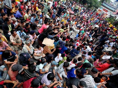 Lautan Pengemis Mengantri Angpao