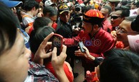 Foke menggunakan topi khusus khas China.