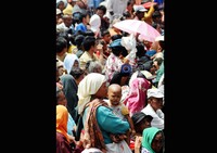 Seorang bayi turut dibawa diantara ratusan pengemis. Bayi tersebut merupakan satu dari belasan bayi yang lain yang turut mengantri mencari sumbangan