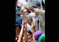 Angpao dibagikan secara langsung. Sebagian tidak sabar dan seringkali dibentak untuk ditertibkan.