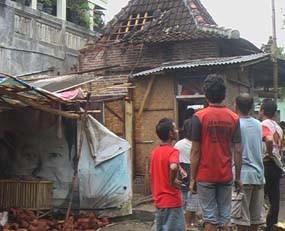 Pohon Kelapa Roboh Timpa Rumah dan Balita