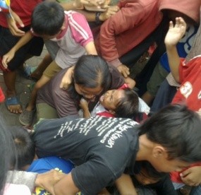 Puluhan Pengemis Riuh Berebut Receh di Vihara